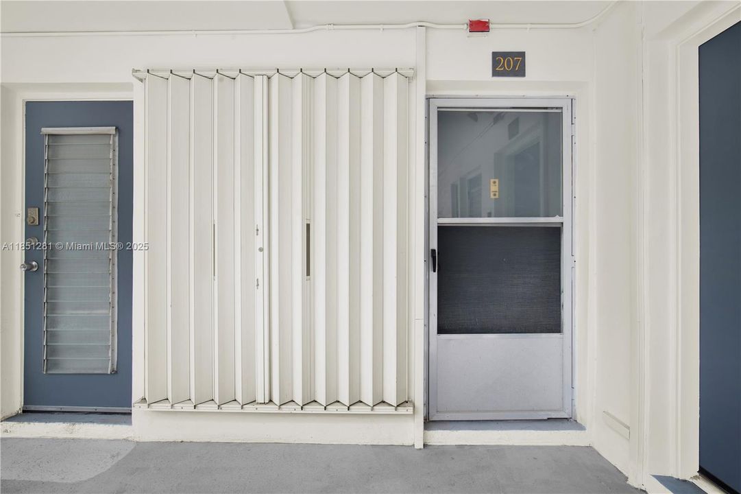 For Sale: $295,000 (1 beds, 1 baths, 768 Square Feet)