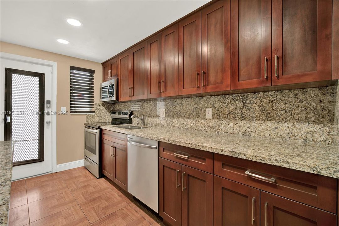 For Sale: $295,000 (1 beds, 1 baths, 768 Square Feet)