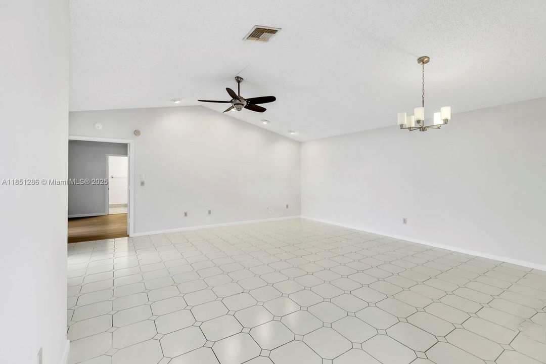 На продажу: $260,000 (2 спален, 2 ванн, 1586 Квадратных фут)