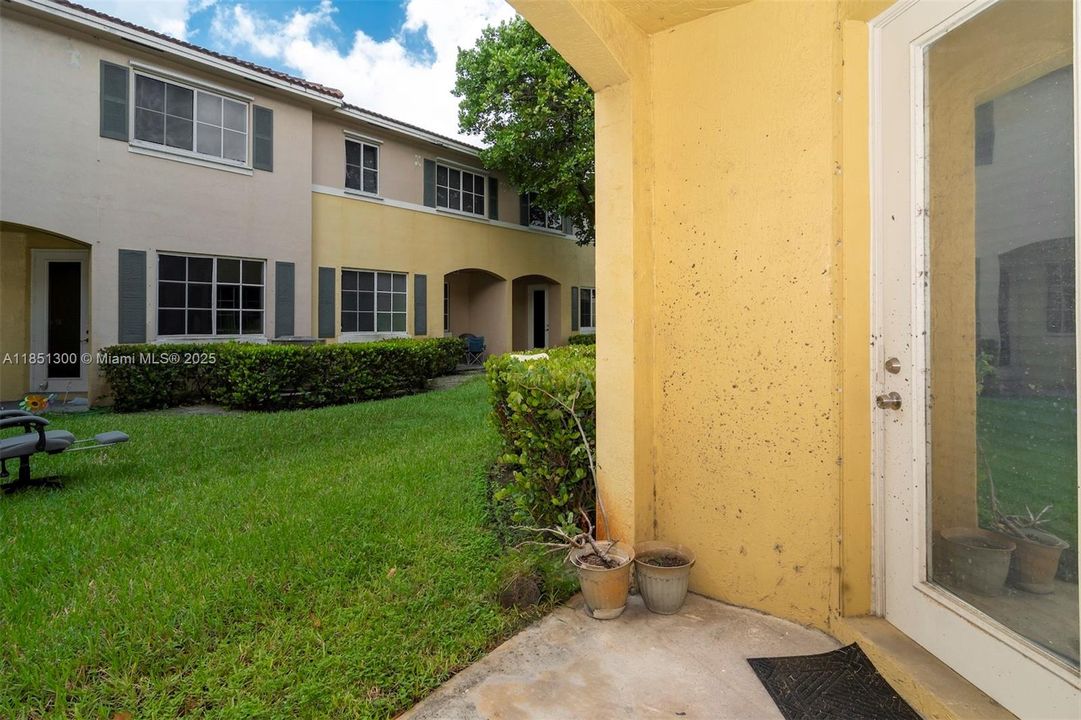 Vendido Recientemente: $349,900 (3 camas, 2 baños, 1568 Pies cuadrados)