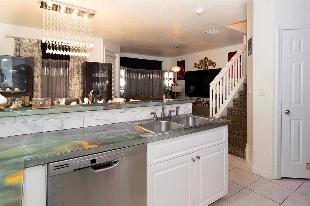 Vendido Recientemente: $349,900 (3 camas, 2 baños, 1568 Pies cuadrados)