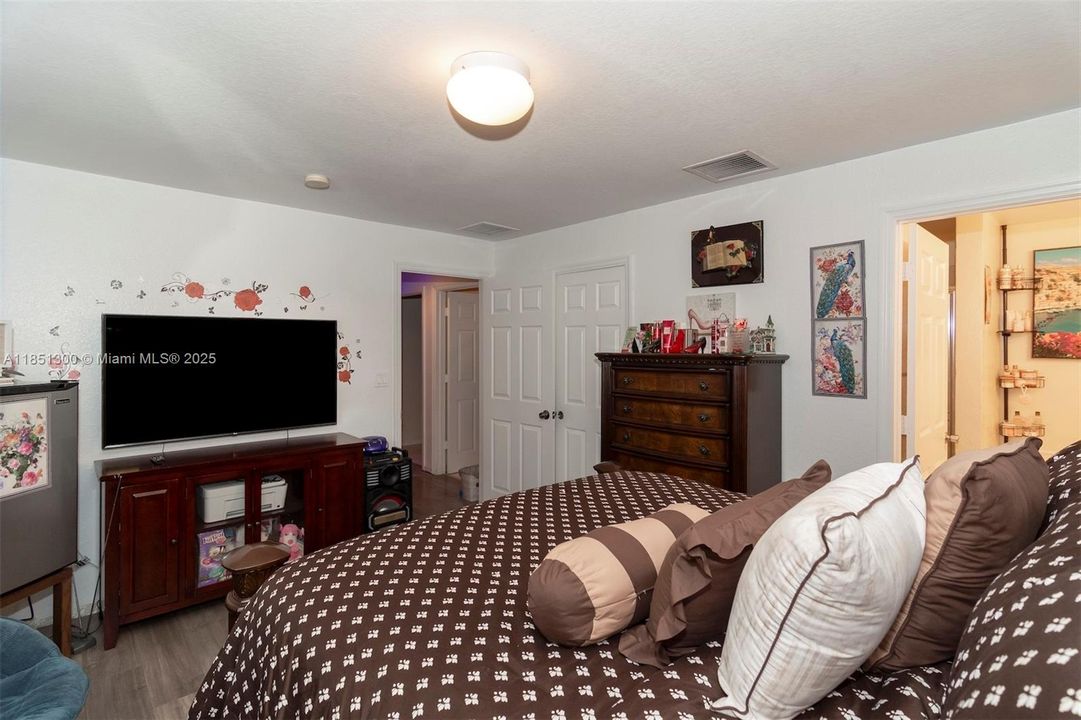 Vendido Recientemente: $349,900 (3 camas, 2 baños, 1568 Pies cuadrados)