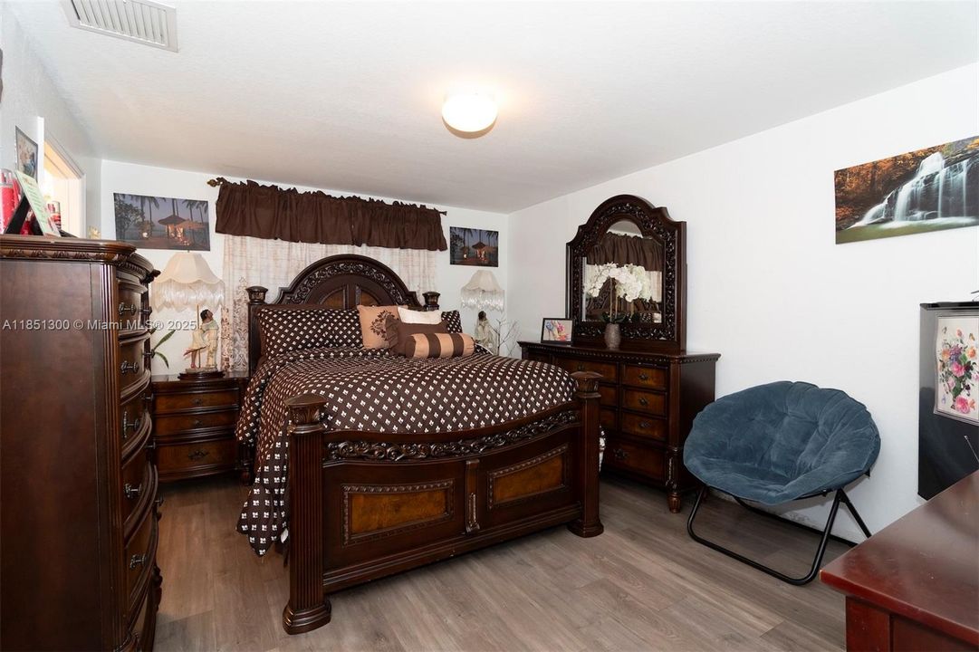 Vendido Recientemente: $349,900 (3 camas, 2 baños, 1568 Pies cuadrados)