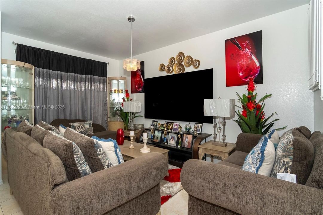 Vendido Recientemente: $349,900 (3 camas, 2 baños, 1568 Pies cuadrados)