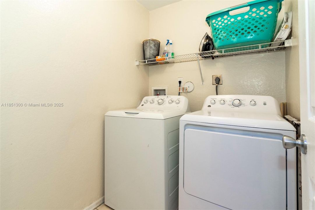 Vendido Recientemente: $349,900 (3 camas, 2 baños, 1568 Pies cuadrados)