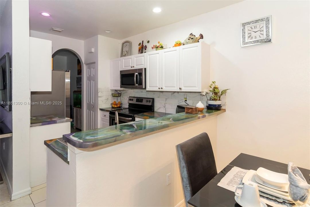 Vendido Recientemente: $349,900 (3 camas, 2 baños, 1568 Pies cuadrados)