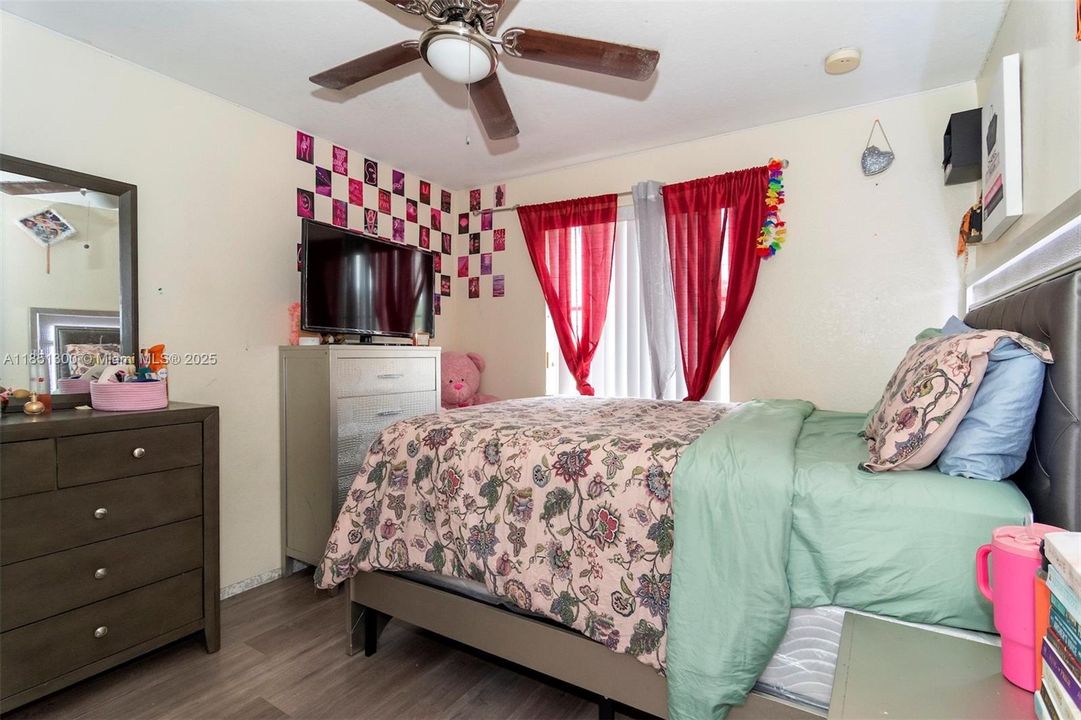 Vendido Recientemente: $349,900 (3 camas, 2 baños, 1568 Pies cuadrados)