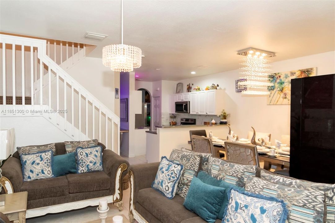 Vendido Recientemente: $349,900 (3 camas, 2 baños, 1568 Pies cuadrados)