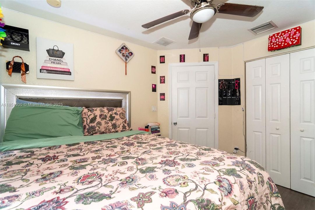 Vendido Recientemente: $349,900 (3 camas, 2 baños, 1568 Pies cuadrados)