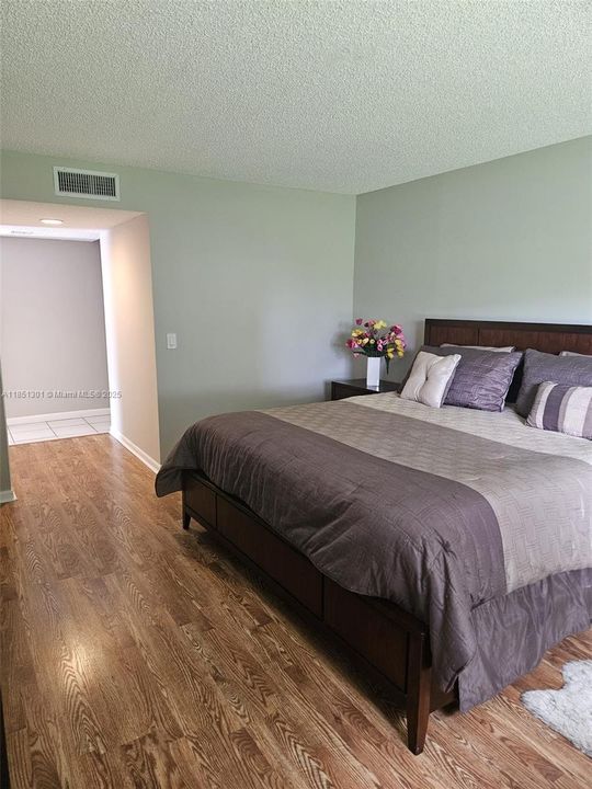 待售: $285,000 (2 贝兹, 2 浴室, 1231 平方英尺)