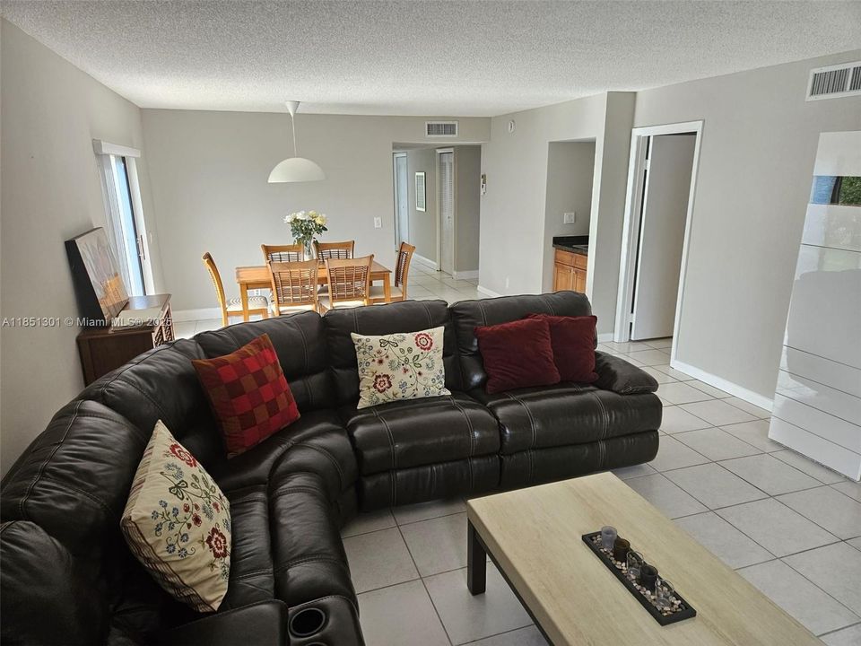 待售: $285,000 (2 贝兹, 2 浴室, 1231 平方英尺)