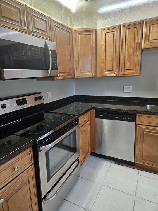 待售: $285,000 (2 贝兹, 2 浴室, 1231 平方英尺)