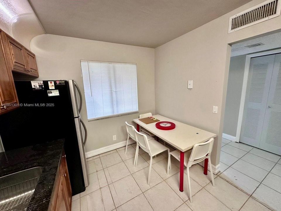 待售: $285,000 (2 贝兹, 2 浴室, 1231 平方英尺)