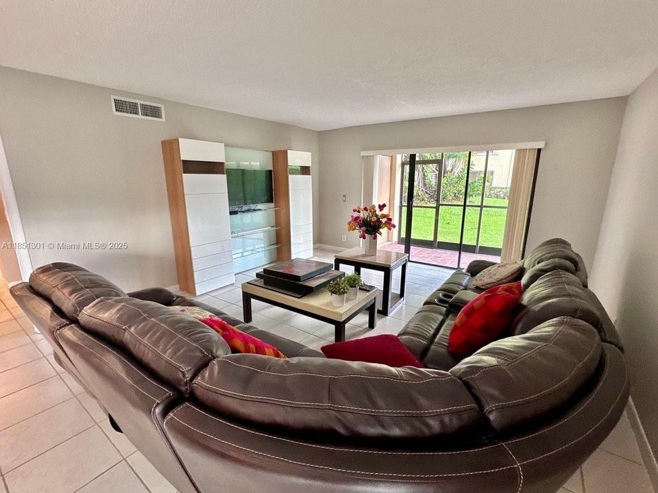 待售: $285,000 (2 贝兹, 2 浴室, 1231 平方英尺)