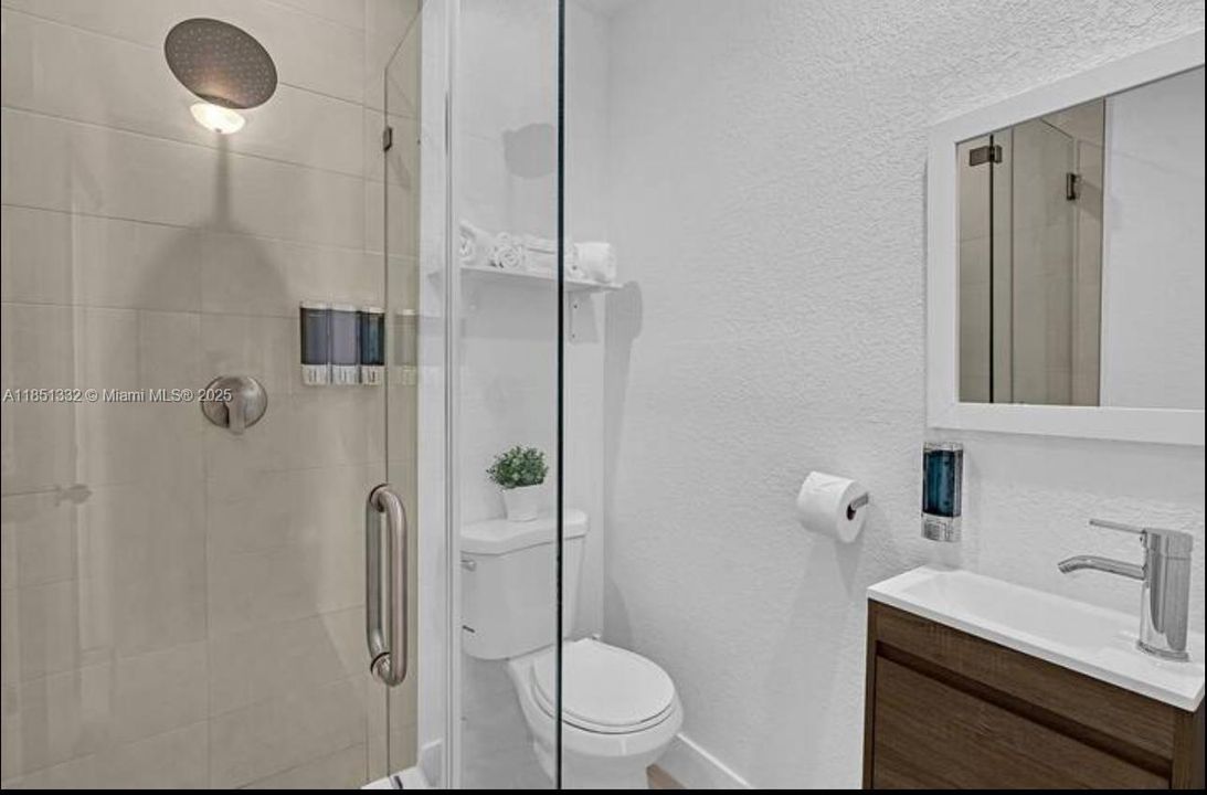 En Venta: $675,000 (3 camas, 3 baños, 1322 Pies cuadrados)
