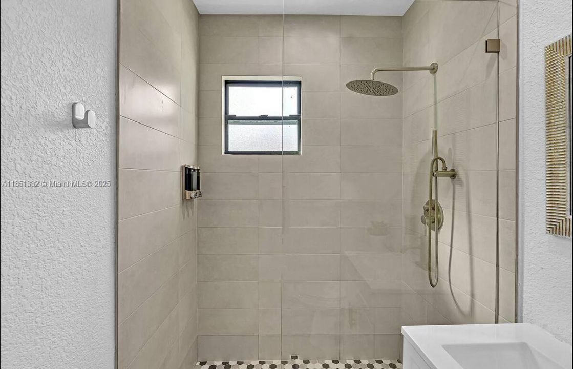 En Venta: $675,000 (3 camas, 3 baños, 1322 Pies cuadrados)