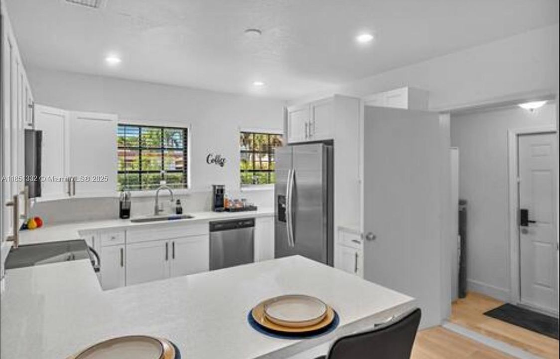 En Venta: $675,000 (3 camas, 3 baños, 1322 Pies cuadrados)