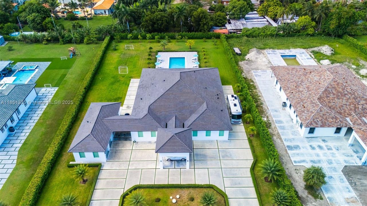Vendido Recientemente: $3,995,000 (6 camas, 6 baños, 7164 Pies cuadrados)
