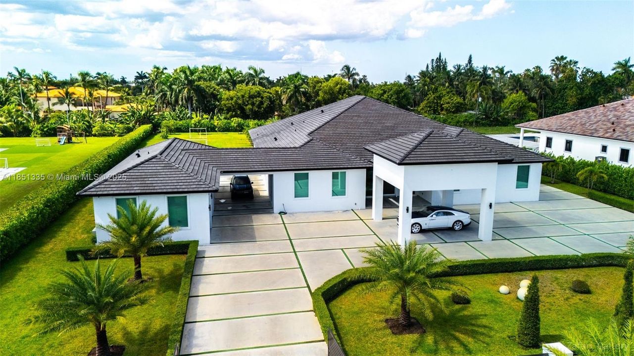 Vendido Recientemente: $3,995,000 (6 camas, 6 baños, 7164 Pies cuadrados)