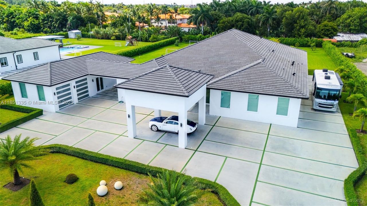 Vendido Recientemente: $3,995,000 (6 camas, 6 baños, 7164 Pies cuadrados)