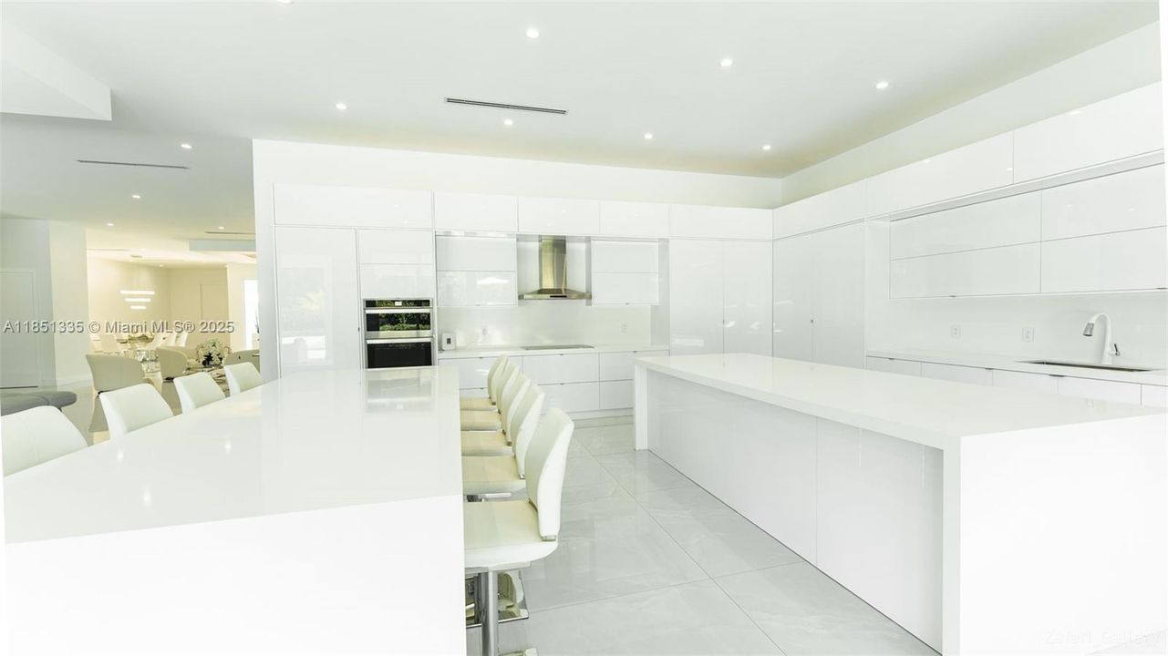 Vendido Recientemente: $3,995,000 (6 camas, 6 baños, 7164 Pies cuadrados)