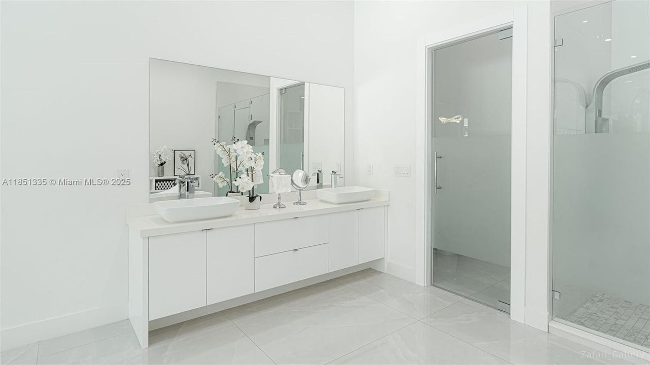 Vendido Recientemente: $3,995,000 (6 camas, 6 baños, 7164 Pies cuadrados)