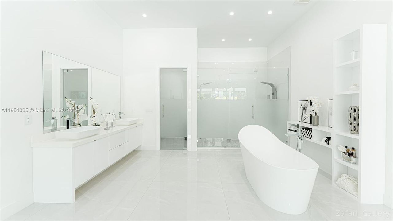 Vendido Recientemente: $3,995,000 (6 camas, 6 baños, 7164 Pies cuadrados)