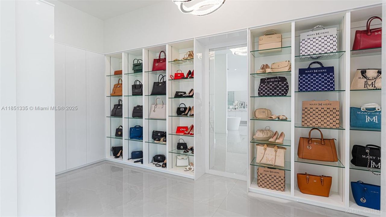 Vendido Recientemente: $3,995,000 (6 camas, 6 baños, 7164 Pies cuadrados)