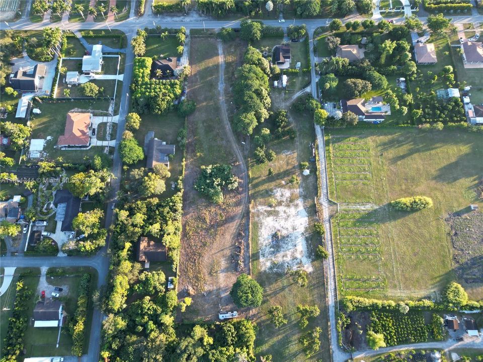 待售: $795,000 (2.86 acres)