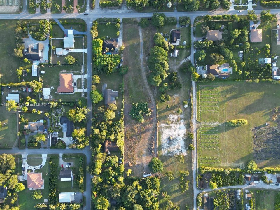 待售: $795,000 (2.86 acres)