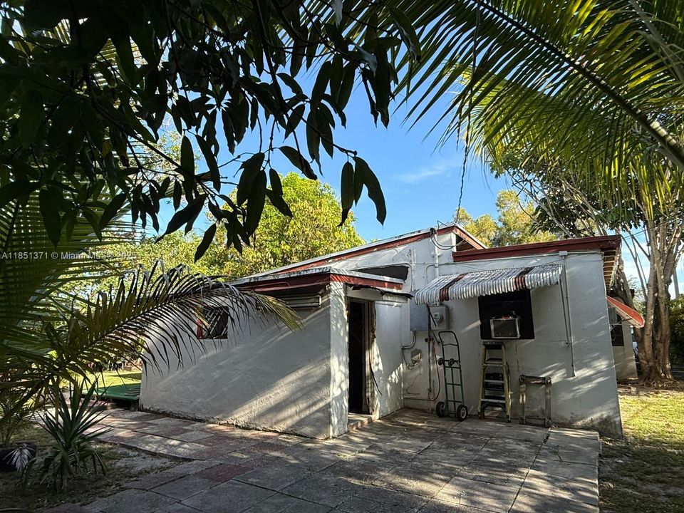 最近售出: $385,000 (3 贝兹, 1 浴室, 1217 平方英尺)