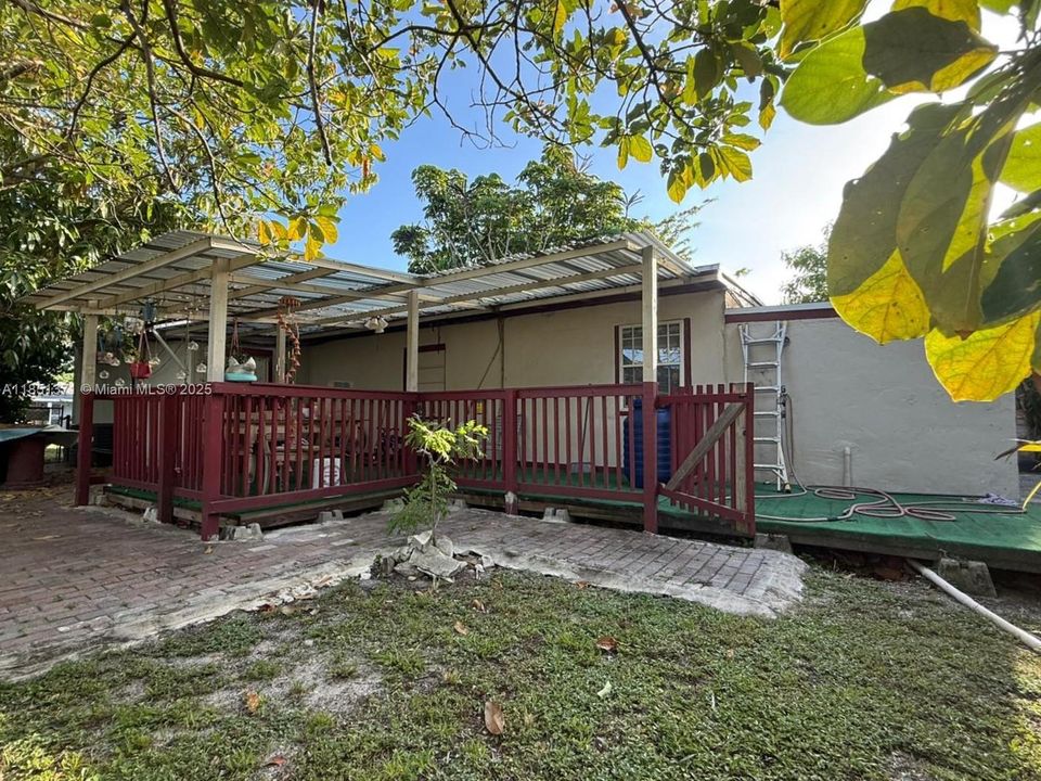 最近售出: $385,000 (3 贝兹, 1 浴室, 1217 平方英尺)