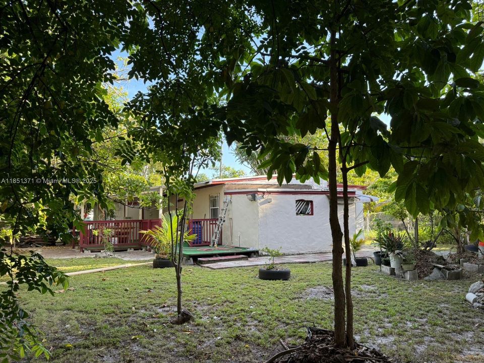 最近售出: $385,000 (3 贝兹, 1 浴室, 1217 平方英尺)