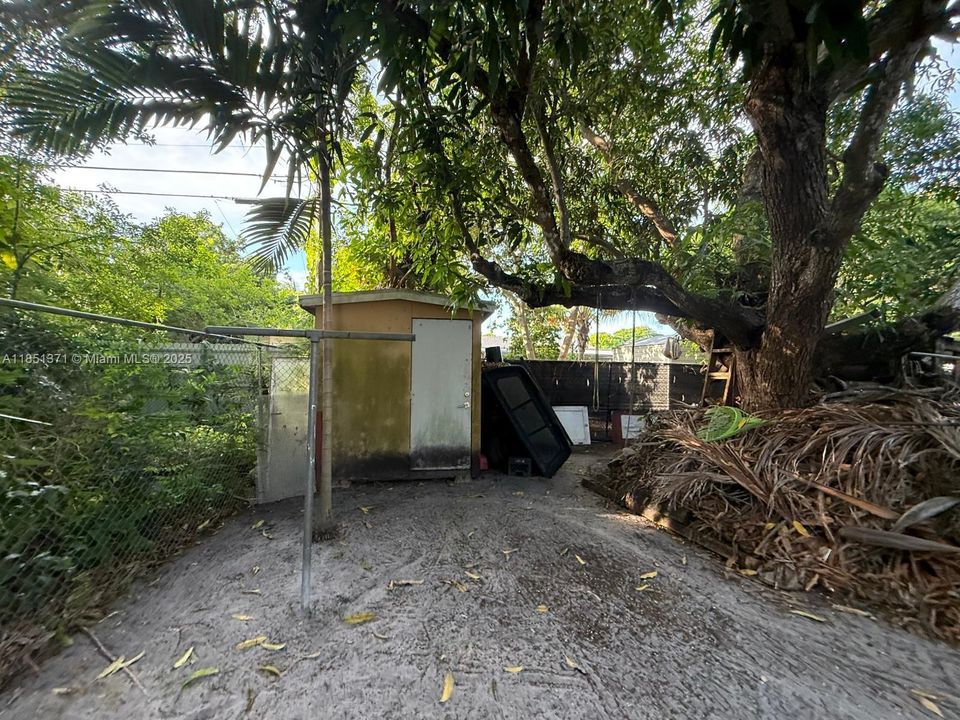 最近售出: $385,000 (3 贝兹, 1 浴室, 1217 平方英尺)