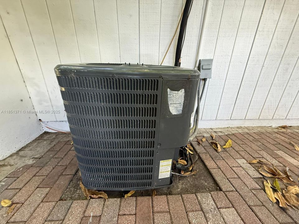 最近售出: $385,000 (3 贝兹, 1 浴室, 1217 平方英尺)