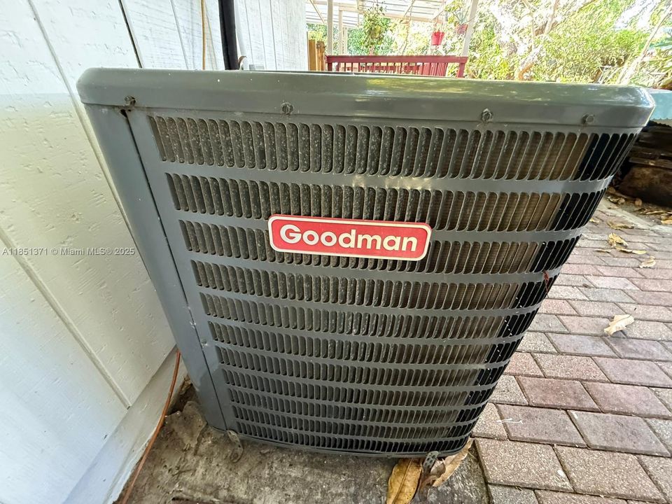 最近售出: $385,000 (3 贝兹, 1 浴室, 1217 平方英尺)