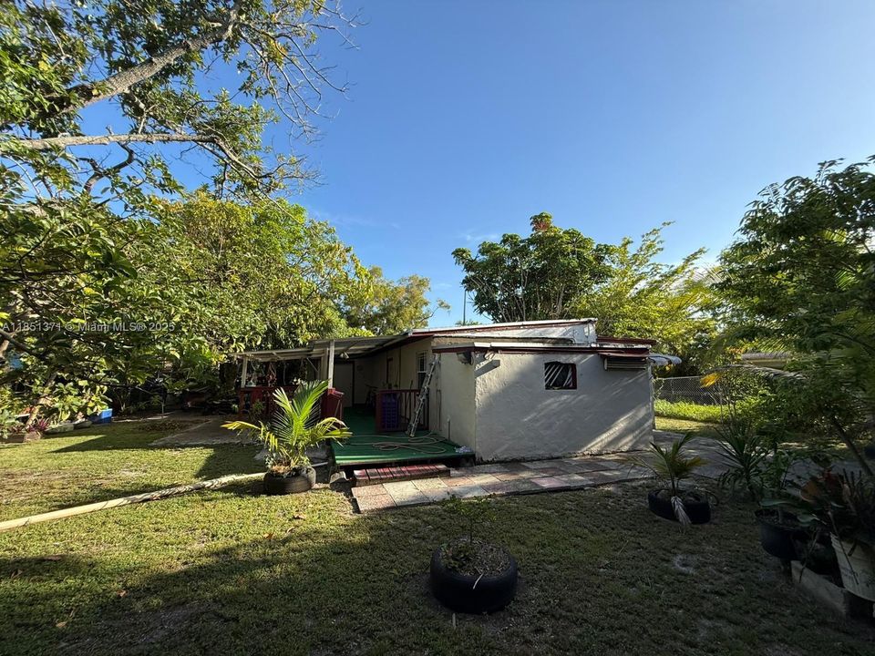 最近售出: $385,000 (3 贝兹, 1 浴室, 1217 平方英尺)