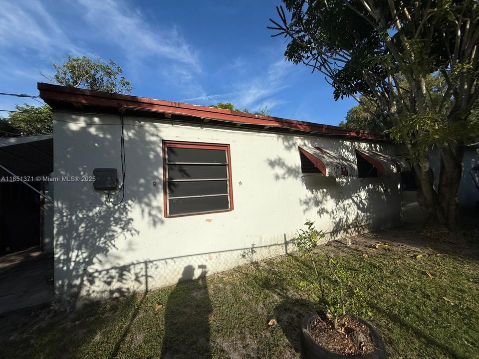 最近售出: $385,000 (3 贝兹, 1 浴室, 1217 平方英尺)