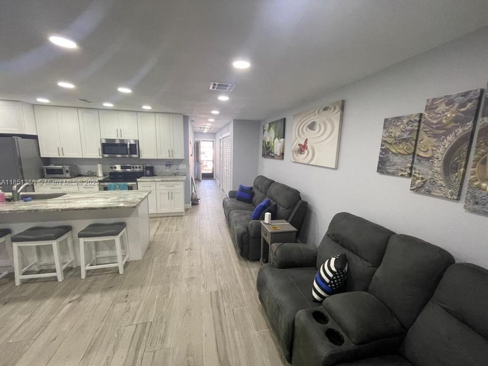 Recently Rented: $1,450 (1 beds, 1 baths, 973 Square Feet)