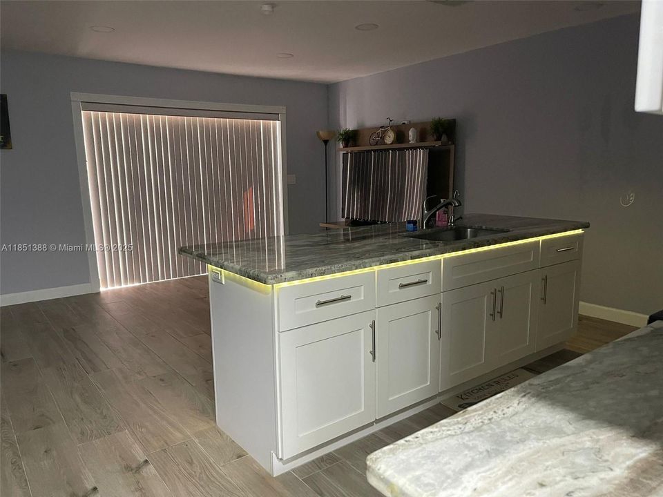 Recently Rented: $1,450 (1 beds, 1 baths, 973 Square Feet)