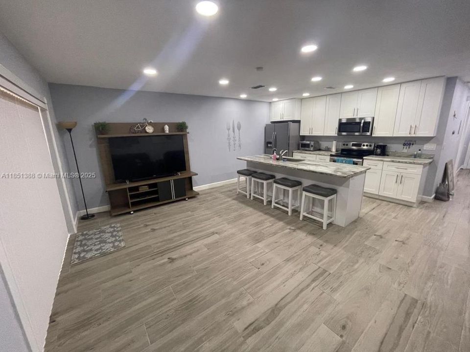 Recently Rented: $1,450 (1 beds, 1 baths, 973 Square Feet)