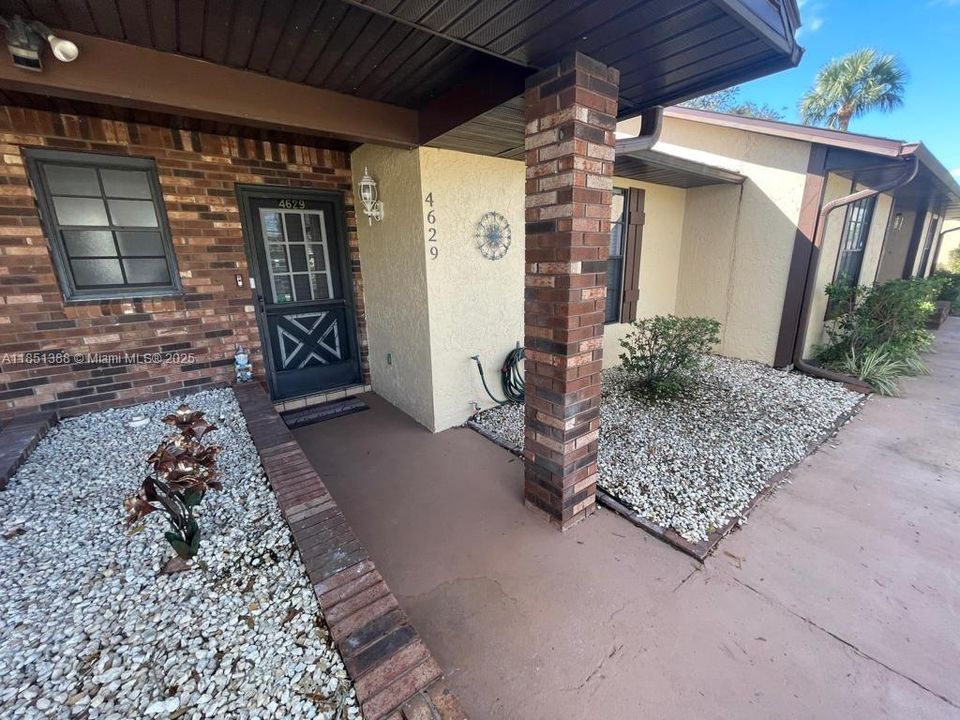 Recently Rented: $1,450 (1 beds, 1 baths, 973 Square Feet)