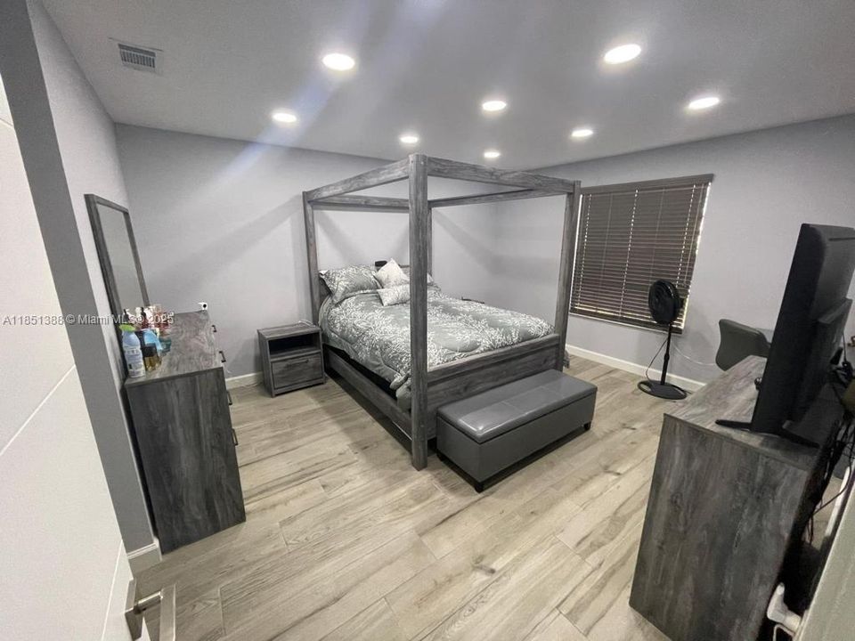 Recently Rented: $1,450 (1 beds, 1 baths, 973 Square Feet)