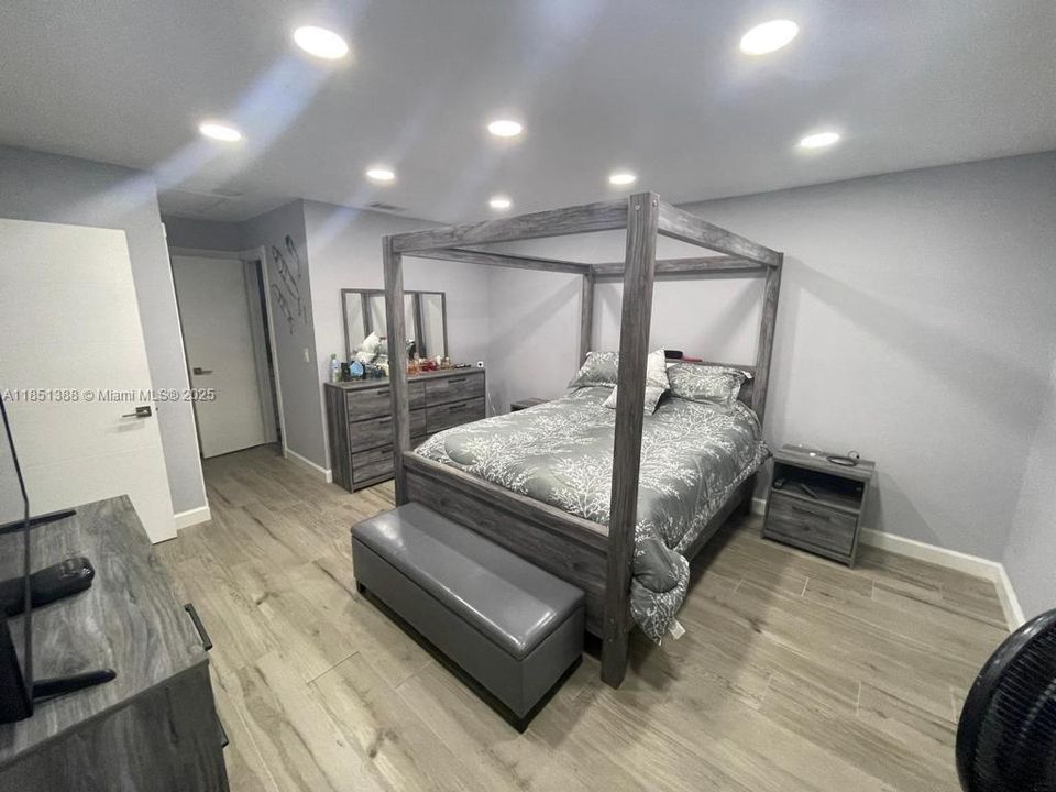 Recently Rented: $1,450 (1 beds, 1 baths, 973 Square Feet)