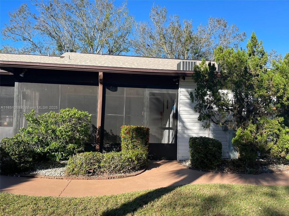 Recently Rented: $1,450 (1 beds, 1 baths, 973 Square Feet)