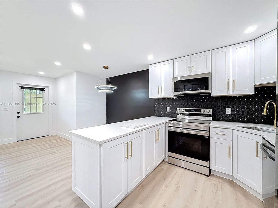 待售: $234,900 (1 贝兹, 1 浴室, 788 平方英尺)