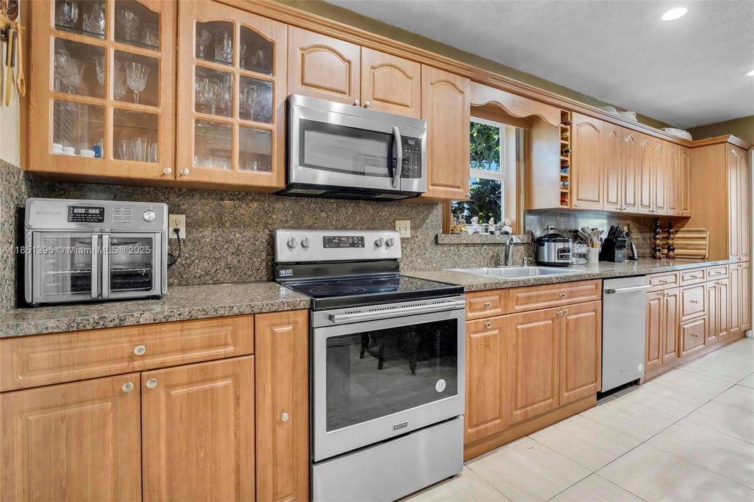 For Sale: $715,000 (3 beds, 2 baths, 1297 Square Feet)