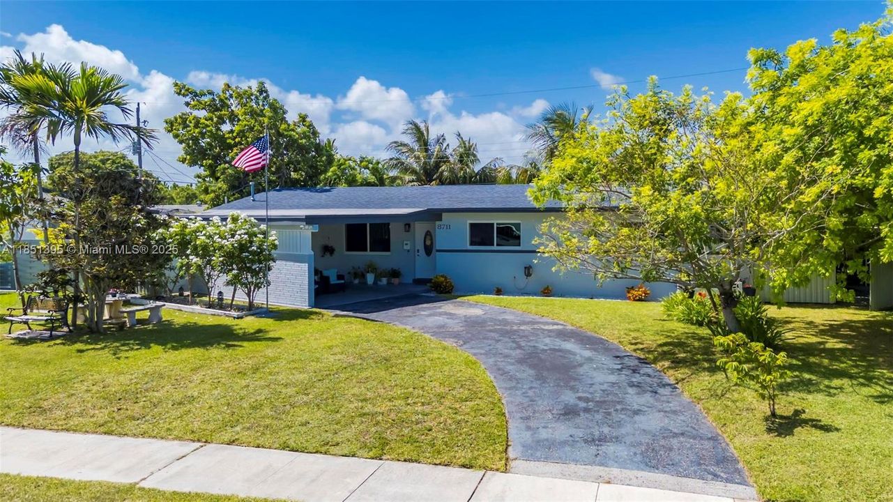 For Sale: $715,000 (3 beds, 2 baths, 1297 Square Feet)