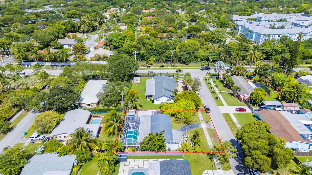 For Sale: $715,000 (3 beds, 2 baths, 1297 Square Feet)