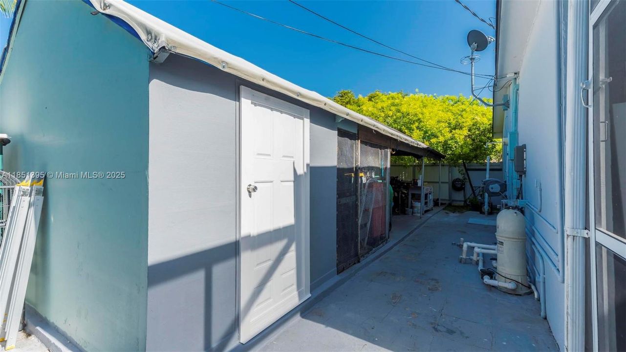 For Sale: $715,000 (3 beds, 2 baths, 1297 Square Feet)